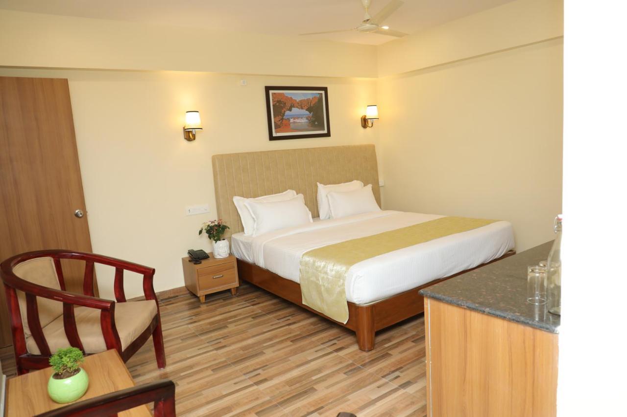 ויסאקפאטנם Gadiraju Palace Convention Centre & Hotel מראה חיצוני תמונה