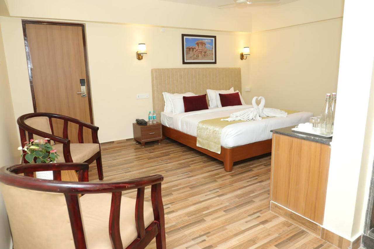 ויסאקפאטנם Gadiraju Palace Convention Centre & Hotel מראה חיצוני תמונה